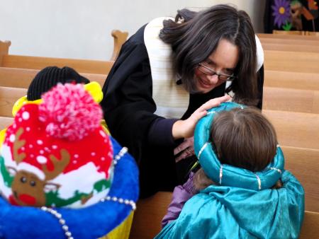 Bettina Kidschi segnet die Kinder