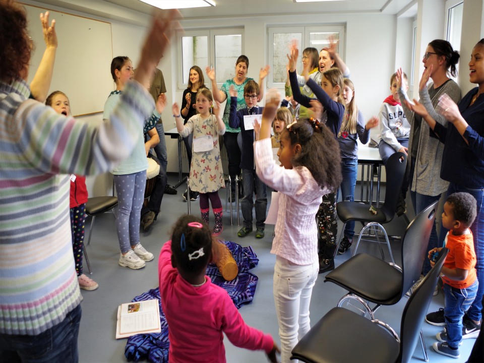 Kinder und Erwachsene singen afrikanische Lieder