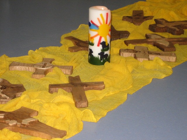 Geschnitzte Erstkommunionkreuze