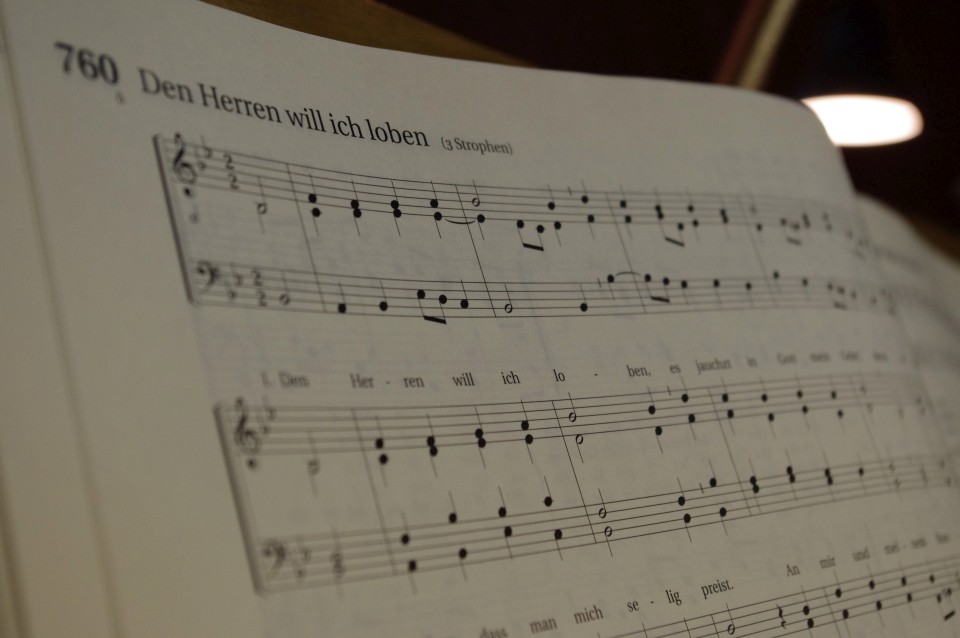 Liedblatt bei der Orgel