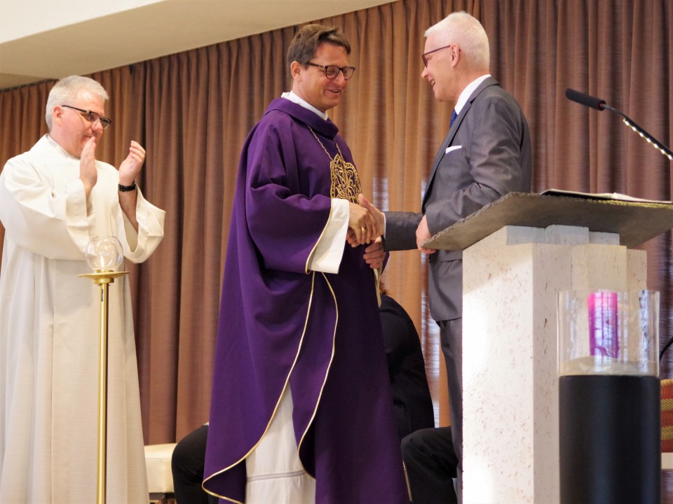 Bischof Felix bedankt sich bei Kirchenpräsident Herbert Stolz