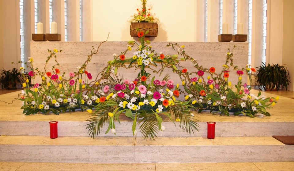 Altar mit Blumenschmuck