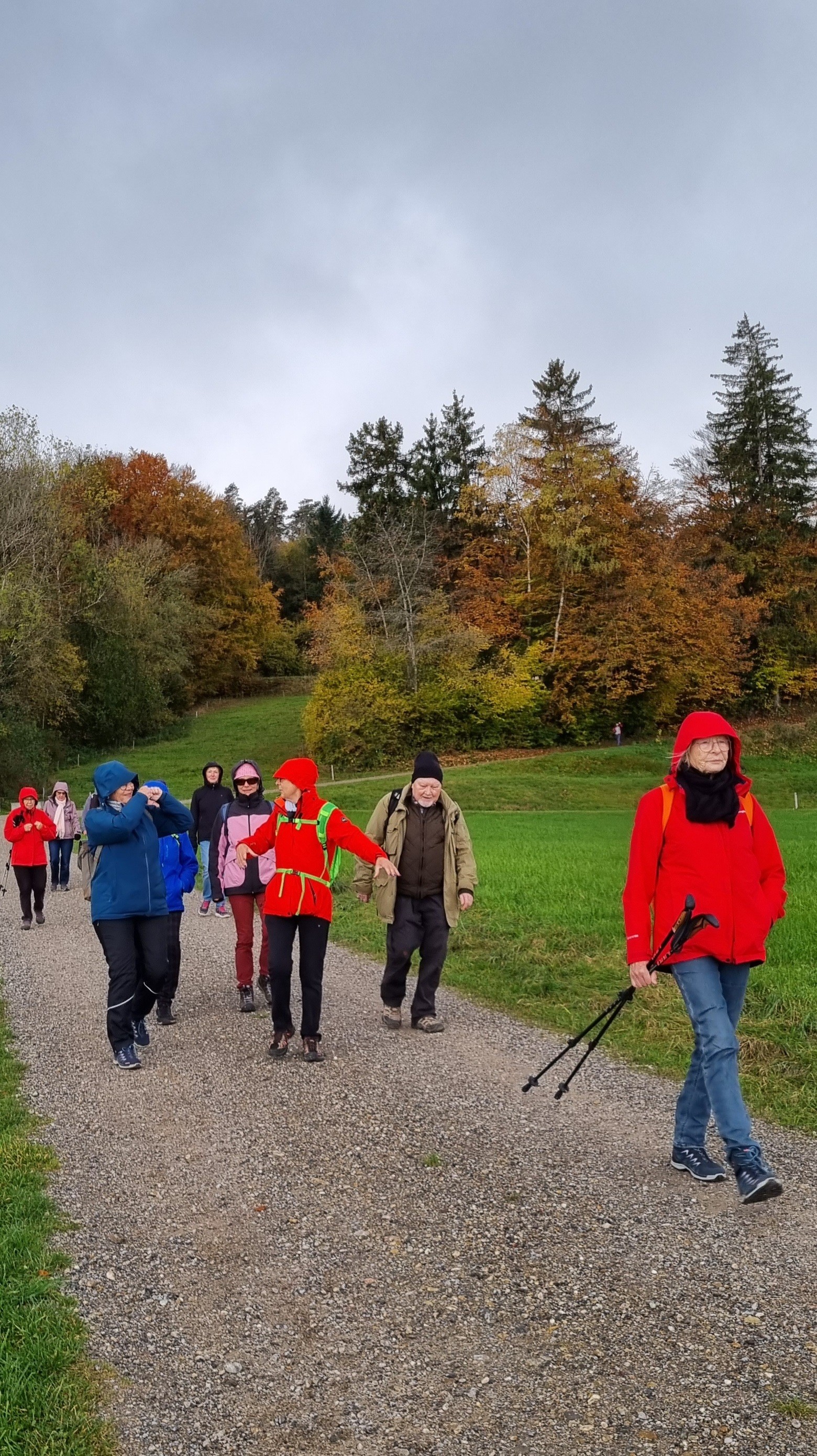 Wandergruppe bei Wind