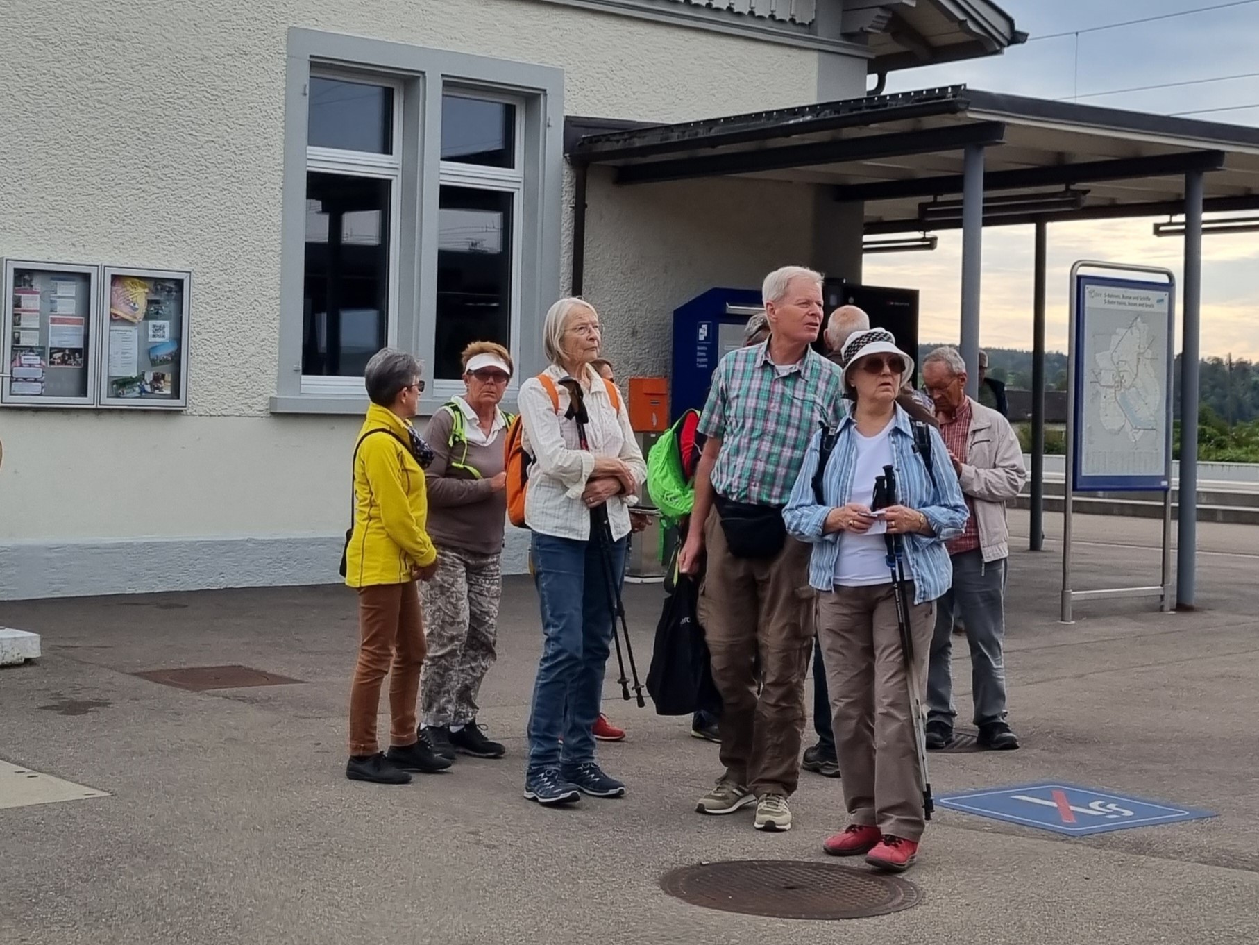 Seniorengruppe am Bahnhof